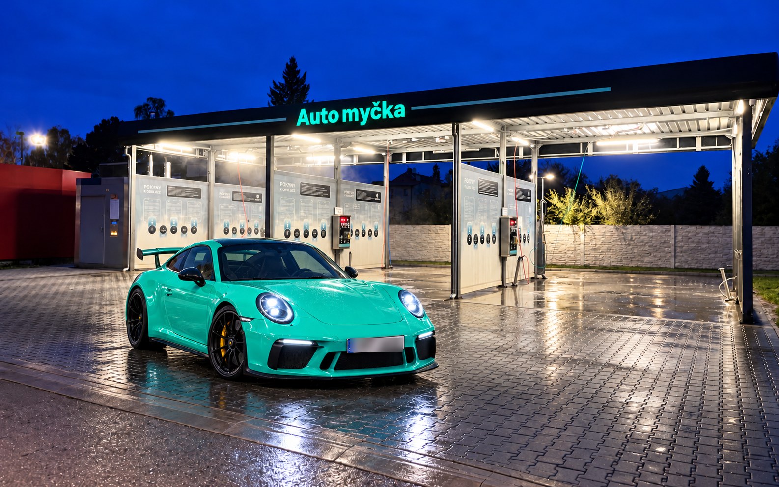 Tyrkysové Porsche před automyčkou v Mnichově Hradišti večer